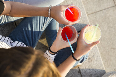 Drei junge Frauen stoßen mit alkoholfreien Getränken an, Teilansicht - KKAF00731