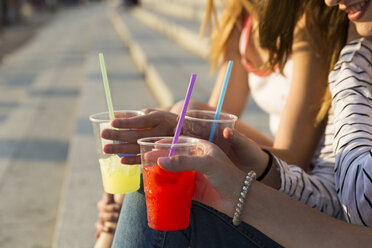 Drei junge Frauen mit Softdrinks, Teilansicht - KKAF00732