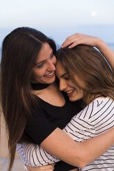 Porträt von zwei sich umarmenden jungen Frauen - KKAF00743