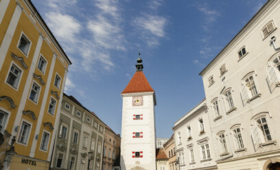 Austria, Wels, view to Ledererturm at town square - AIF00428