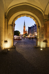 Polen, Danzig, Blick durch das Grüne Tor auf den Langen Markt in der Abenddämmerung - ABOF00185