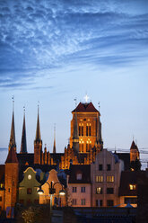 Polen, Danzig, Blick auf die beleuchtete Marienkirche in der Abenddämmerung - ABOF00188