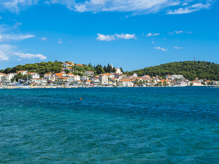 Kroatien, Rogoznica, Blick auf die Stadt vom Meer aus - AMF05390