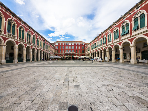 Kroatien, Split, Hotel Bellevue und Restaurants am Ban Jelacic Platz, lizenzfreies Stockfoto