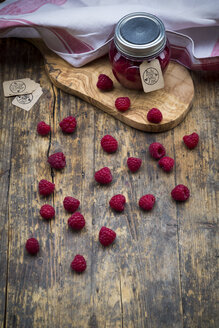 Ein Glas Himbeermarmelade und Himbeeren - LVF06063