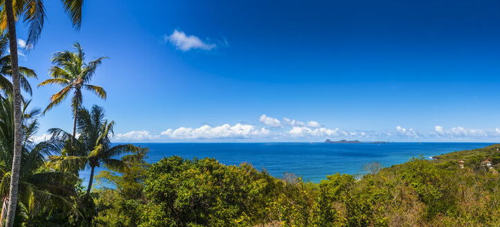 Antillen, Grenada, Saint George's, Blick auf das Karibische Meer mit Ronde und Carriacou im Hintergrund - AMF05393
