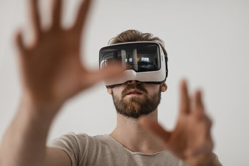 Mann mit Virtual-Reality-Brille - JOSF00756