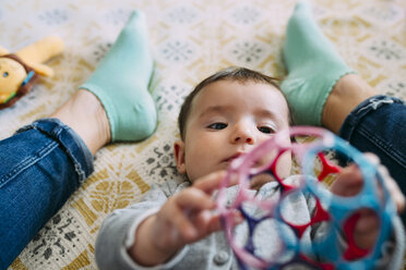 Mother playing with her baby daughter on couch - GEMF01598