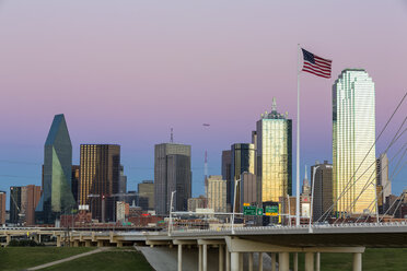 USA, Texas, Skyline von Dallas in der Abenddämmerung - FOF09226