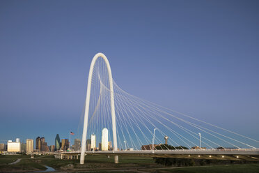 USA, Texas, Dallas, Margaret-Hunt-Hill-Brücke und Skyline in der Abenddämmerung - FOF09228