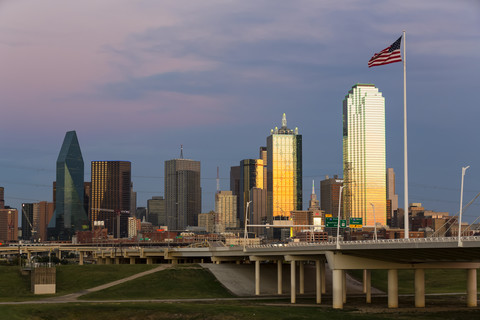 USA, Texas, Skyline von Dallas in der Abenddämmerung, lizenzfreies Stockfoto