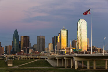 USA, Texas, Skyline von Dallas in der Abenddämmerung - FOF09229