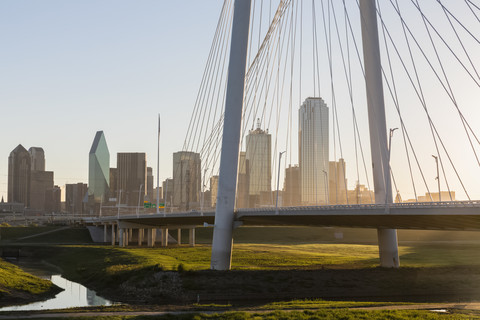 USA, Texas, Dallas, Margaret-Hunt-Hill-Brücke und Skyline bei Sonnenaufgang, lizenzfreies Stockfoto