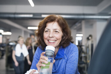 Fitte ältere Frau ruht sich nach dem Training im Fitnessstudio aus - HAPF01648