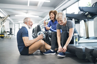 Gruppe von fitten Senioren im Fitnessstudio, die sich nach dem Training ausruhen - HAPF01659