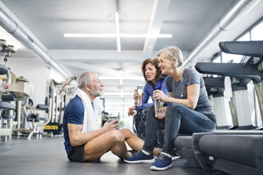 Gruppe von fitten Senioren im Fitnessstudio, die sich nach dem Training ausruhen - HAPF01660