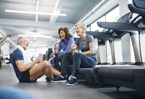 Gruppe glücklicher Senioren im Fitnessstudio, die sich nach dem Training ausruhen - HAPF01661