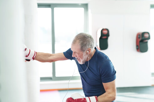 Fit senior man in boxing gloves fighting - HAPF01673