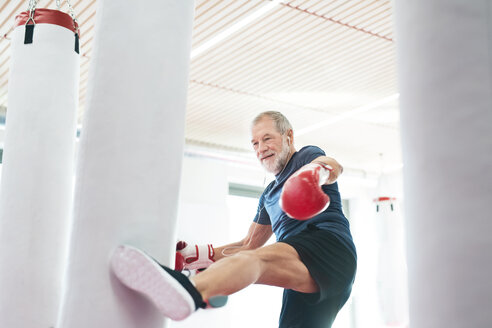 Fitter älterer Mann in Boxhandschuhen beim Kampf - HAPF01674