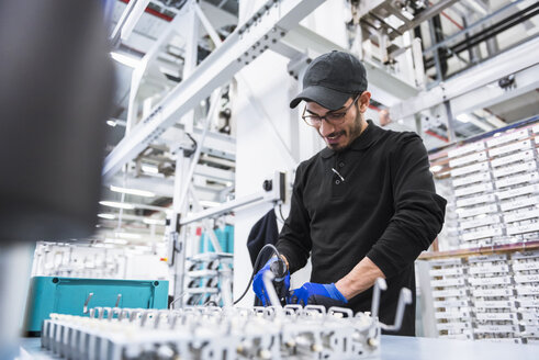 Man working in factory shop floor - DIGF02363