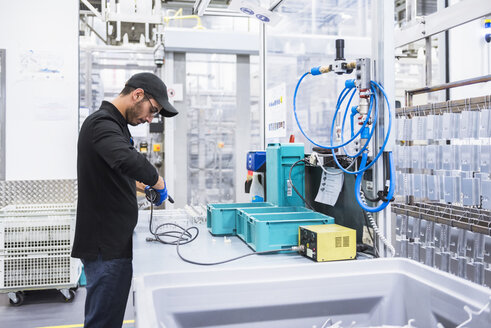 Man working in factory shop floor - DIGF02365