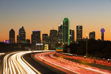 USA, Texas, Dallas, Skyline und Tom Landry Freeway, Interstate 30 bei Nacht - FOF09237