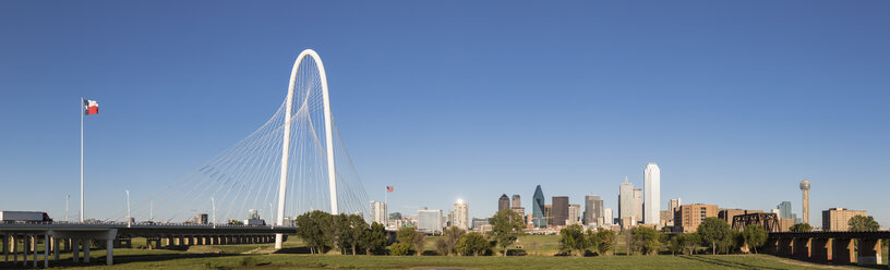USA, Texas, Dallas, Panorama der Margaret Hunt Hill Bridge, Eisenbahnbrücke und Skyline - FOF09241