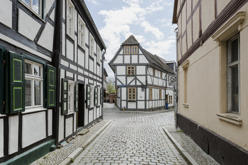 Deutschland, Sachsen-Anhalt, Tangermünde, Fachwerkhäuser in der Altstadt - ASCF00736