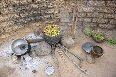 Burkina Faso, Dorf Toeghin, Kochen der Früchte des Sheabaums - FLKF00802