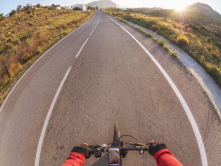 Spanien, Andalusien, Cabo de Gata, persönliche Perspektive eines Radfahrers auf einer Straße - LAF01829