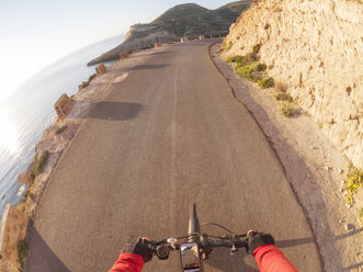 Spanien, Andalusien, Cabo de Gata, persönliche Perspektive eines Radfahrers auf einer Straße - LAF01830