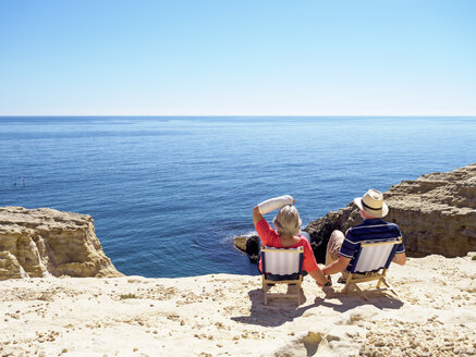 Spanien, Andalusien, Cabo de Gata, Rückenansicht eines Paares mit Blick auf das Meer - LAF01832