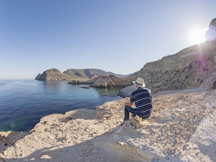 Spanien, Andalusien, Cabo de Gata, Rückenansicht eines Mannes mit Blick auf das Meer - LAF01833