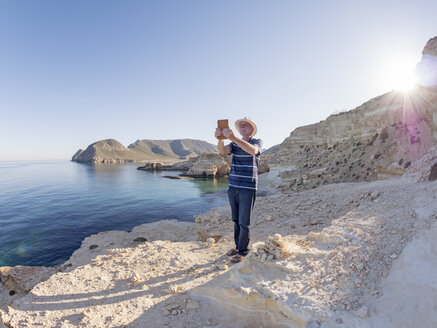 Spanien, Andalusien, Cabo de Gata, Mann macht ein Selfie am Meer - LAF01834