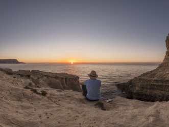 Spanien, Andalusien, Cabo de Gata, Rückenansicht eines Mannes mit Blick auf das Meer bei Sonnenaufgang - LAF01836