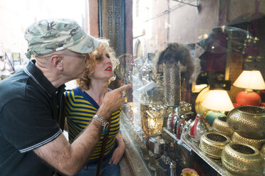Marokko, Paar schaut in Schaufenster - KKAF00755