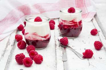 Zwei Gläser mit Himbeer-Mascarpone-Mousse - LVF06074