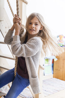 Porträt eines Mädchens im Kinderzimmer - TCF05386