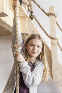 Porträt eines Mädchens im Kinderzimmer - TCF05387