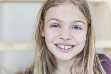 Porträt eines lächelnden blonden Mädchens - TCF05391