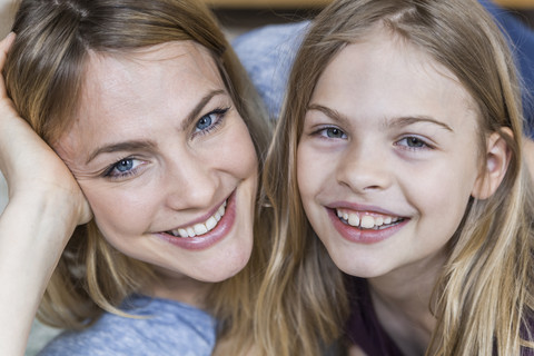 Porträt eines glücklichen kleinen Mädchens mit ihrer Mutter, lizenzfreies Stockfoto