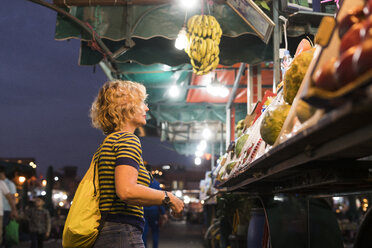 Marokko, Frau an einem Marktstand - KKAF00760