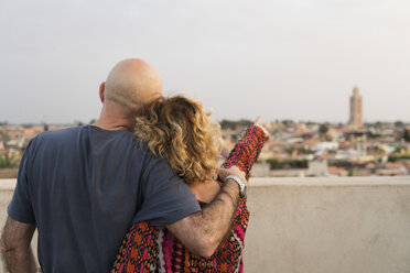 Marokko, Marrakesch, Paar mit Blick auf die Stadt - KKAF00796