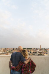 Marokko, Marrakesch, Paar mit Blick auf die Stadt - KKAF00797