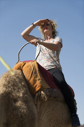 Marokko, Frau auf einem Kamel - KKAF00808