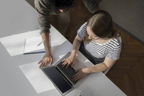 Ehepaar arbeitet zu Hause mit Laptop, lizenzfreies Stockfoto
