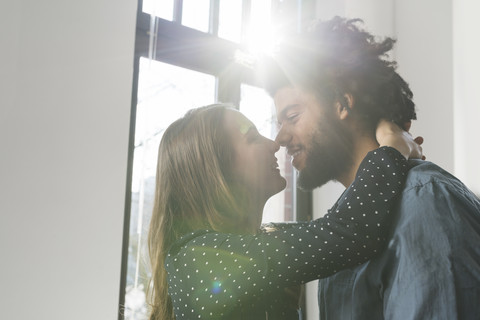 Pärchen umarmt und küsst sich, lizenzfreies Stockfoto