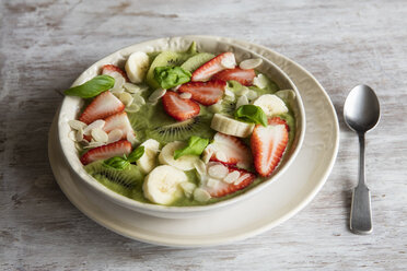 Smoothie Bowl mit Erdbeeren, Banane, Kiwi und Mandelsplittern - EVGF03218