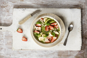 Smoothie Bowl mit Erdbeeren, Banane, Kiwi und Mandelsplittern - EVGF03219