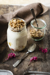 Glas sautierter Apfel, Naturjoghurt und Müsli - EVGF03220